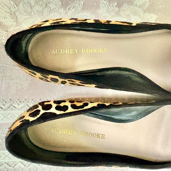 Audrey Brooke Women's Cheetah and Black Slip-on Flats - Picture 5 of 7